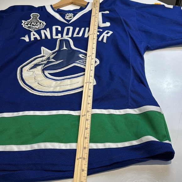 NHL Reebok/CCM Vancouver Canucks Henrik Sedin Jersey Men Size 48 - Picture 12 of 15